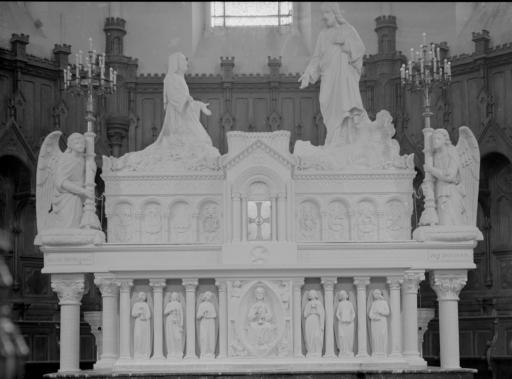 L'église Saint-Pierre-et-Saint-Paul : l'ancien grand autel, détruit vers 1960 (vues 1-2), l'autel de la Sainte-Vierge (vue 3), le monument aux morts de la Guerre 1914-1918 (vues 4-6).